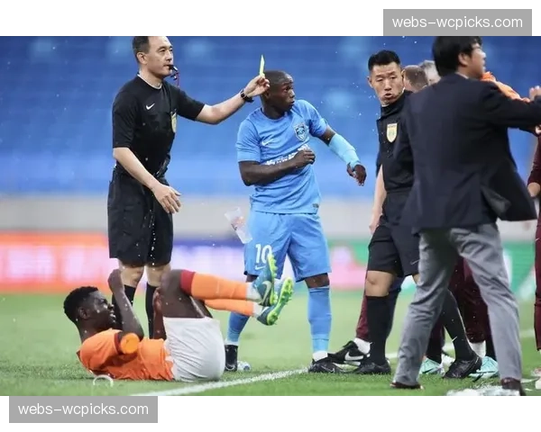 官方消息：本场比赛因球迷投掷杂物中断7分钟